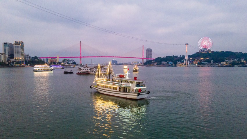 Tour du thuyền thăm vịnh Hạ Long buổi tối 4 tiếng